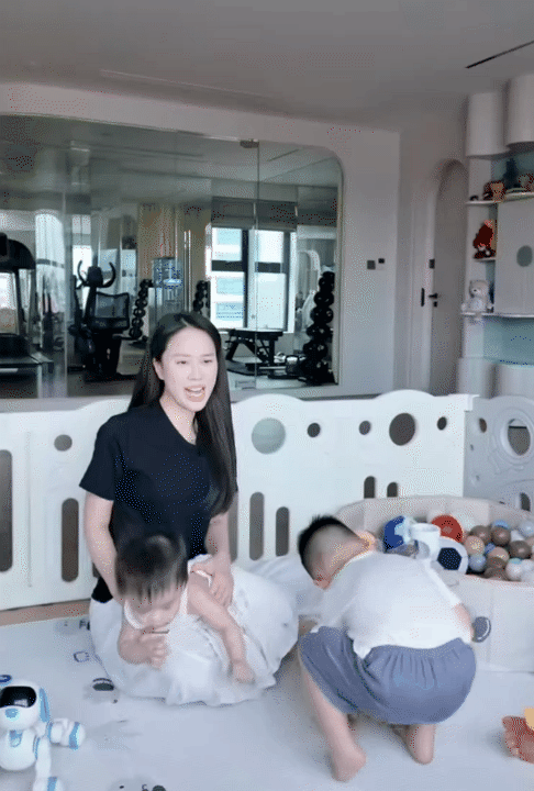 MC Ngô Mai Phương khoe khoảnh khắc con trai cưng chiều, nhường nhịn em gái: Mới hơn 2 tuổi đã ra dáng anh lớn trong nhà- Ảnh 11.