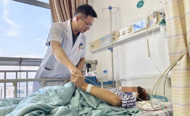 Cúi đầu dùng điện thoại nhiều giờ, nam sinh 19 tuổi bất ngờ liệt từ ngực trở xuống- Ảnh 1.