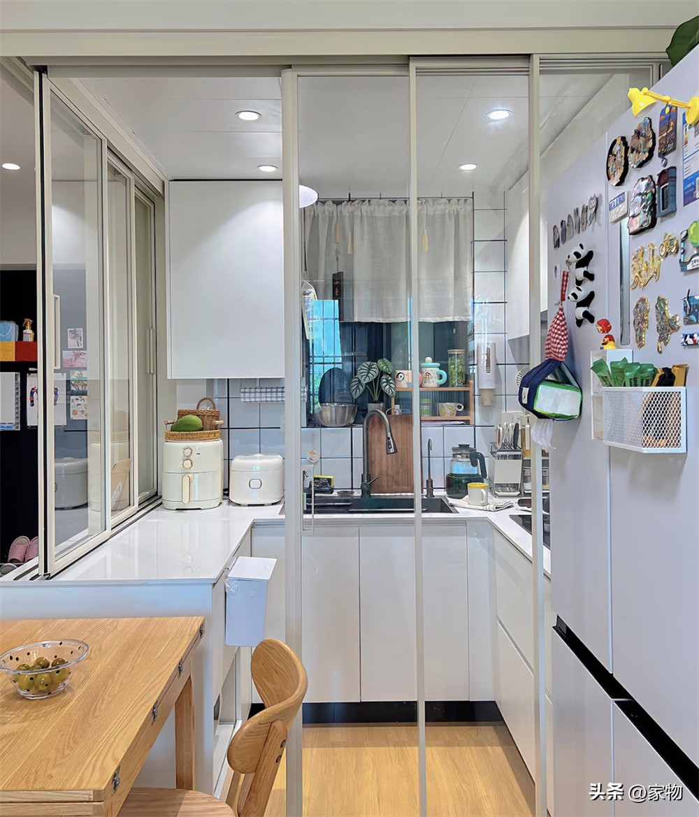 Căn hộ cũ 37m² ở trung tâm thành phố: Chia đôi phòng khách làm thêm phòng ngủ, gia đình 3 người vẫn sống thoải mái - Ảnh 3.
