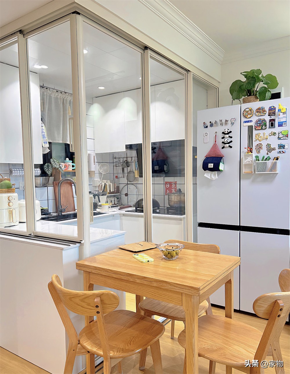 Căn hộ cũ 37m² ở trung tâm thành phố: Chia đôi phòng khách làm thêm phòng ngủ, gia đình 3 người vẫn sống thoải mái - Ảnh 4.