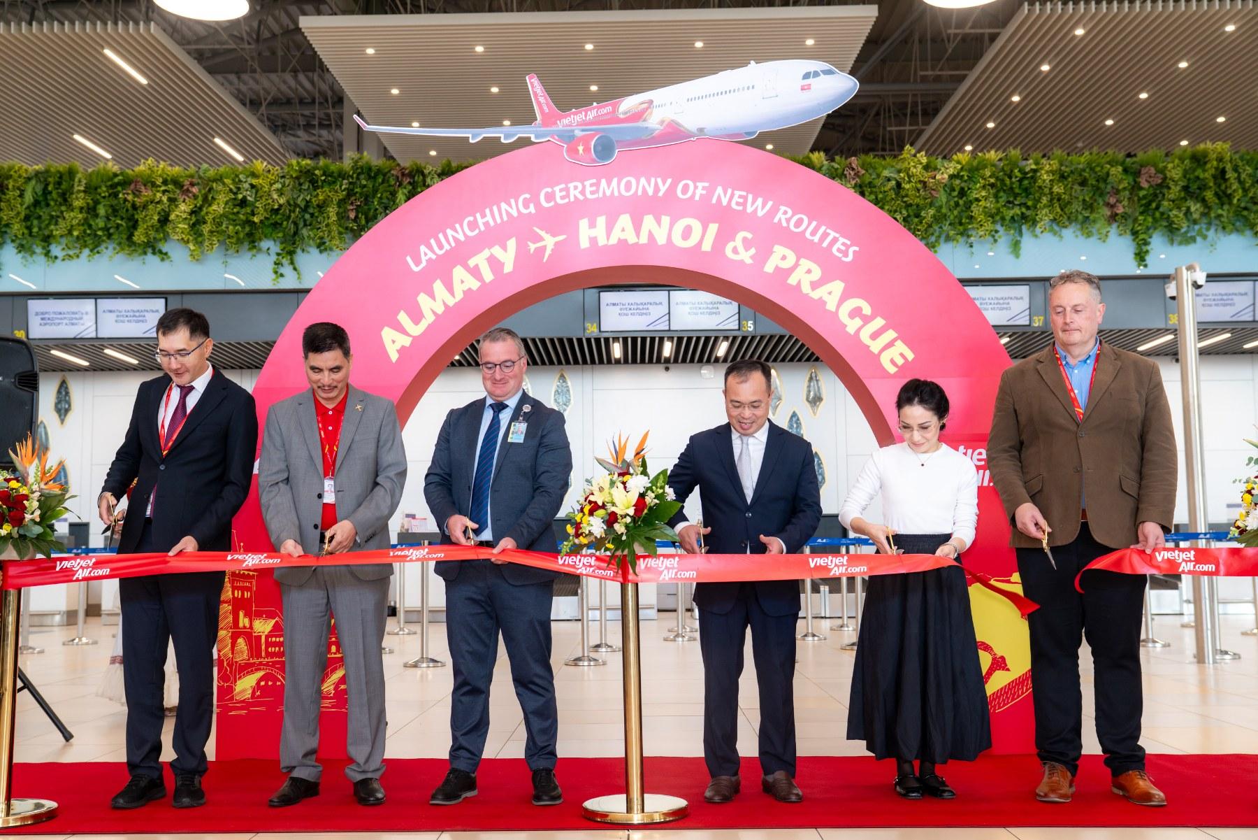 Khai trương đường bay đến Almaty và Praha, Vietjet mở thêm kết nối giữa Việt Nam và thế giới - Ảnh 1.