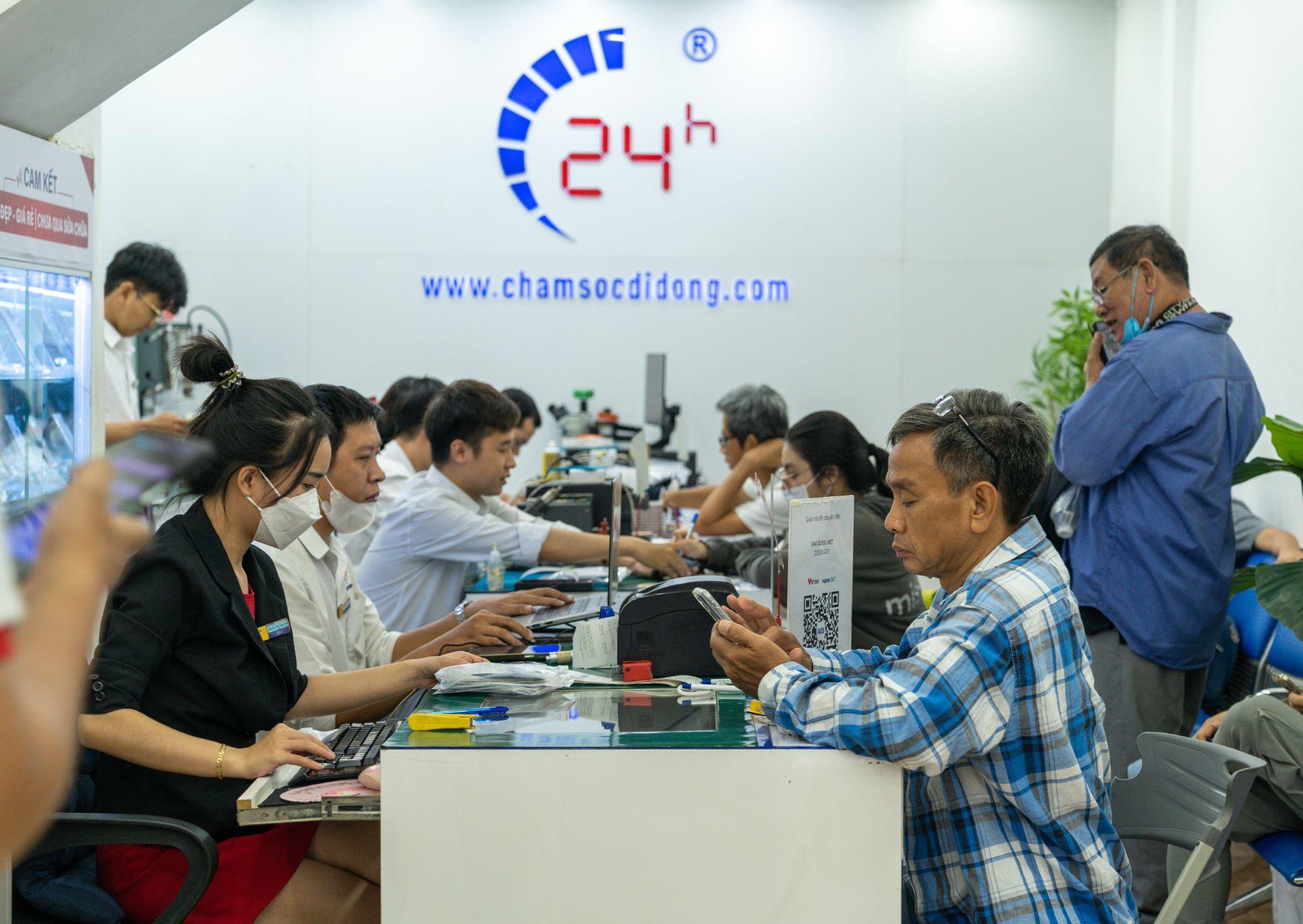 V&igrave; sao nghề sửa chữa điện thoại, laptop vẫn &ldquo;hot&rdquo; suốt 10 năm qua?- Ảnh 1.