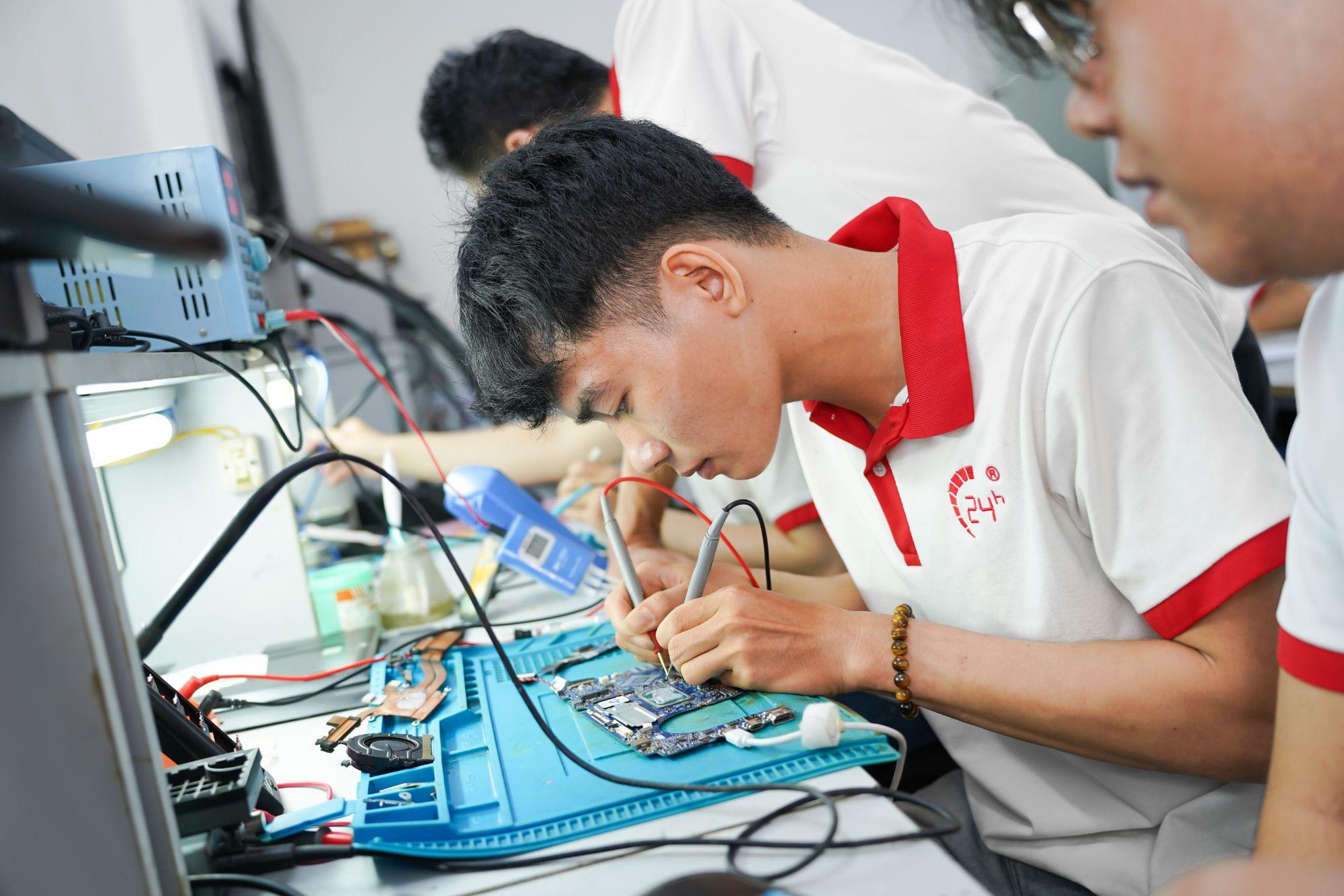 V&igrave; sao nghề sửa chữa điện thoại, laptop vẫn &ldquo;hot&rdquo; suốt 10 năm qua?- Ảnh 2.
