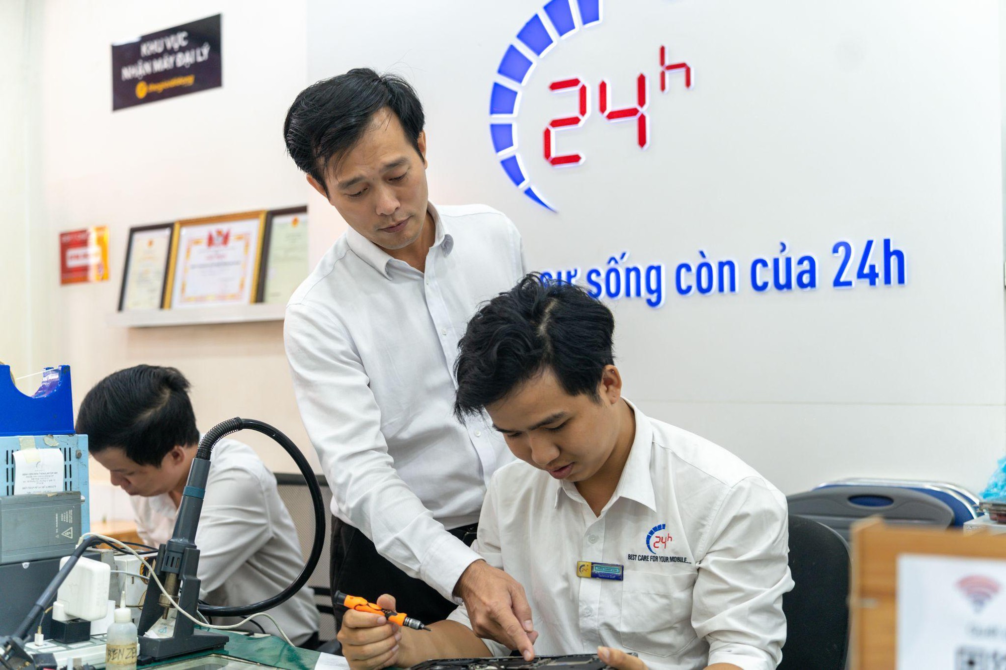 V&igrave; sao nghề sửa chữa điện thoại, laptop vẫn &ldquo;hot&rdquo; suốt 10 năm qua?- Ảnh 3.