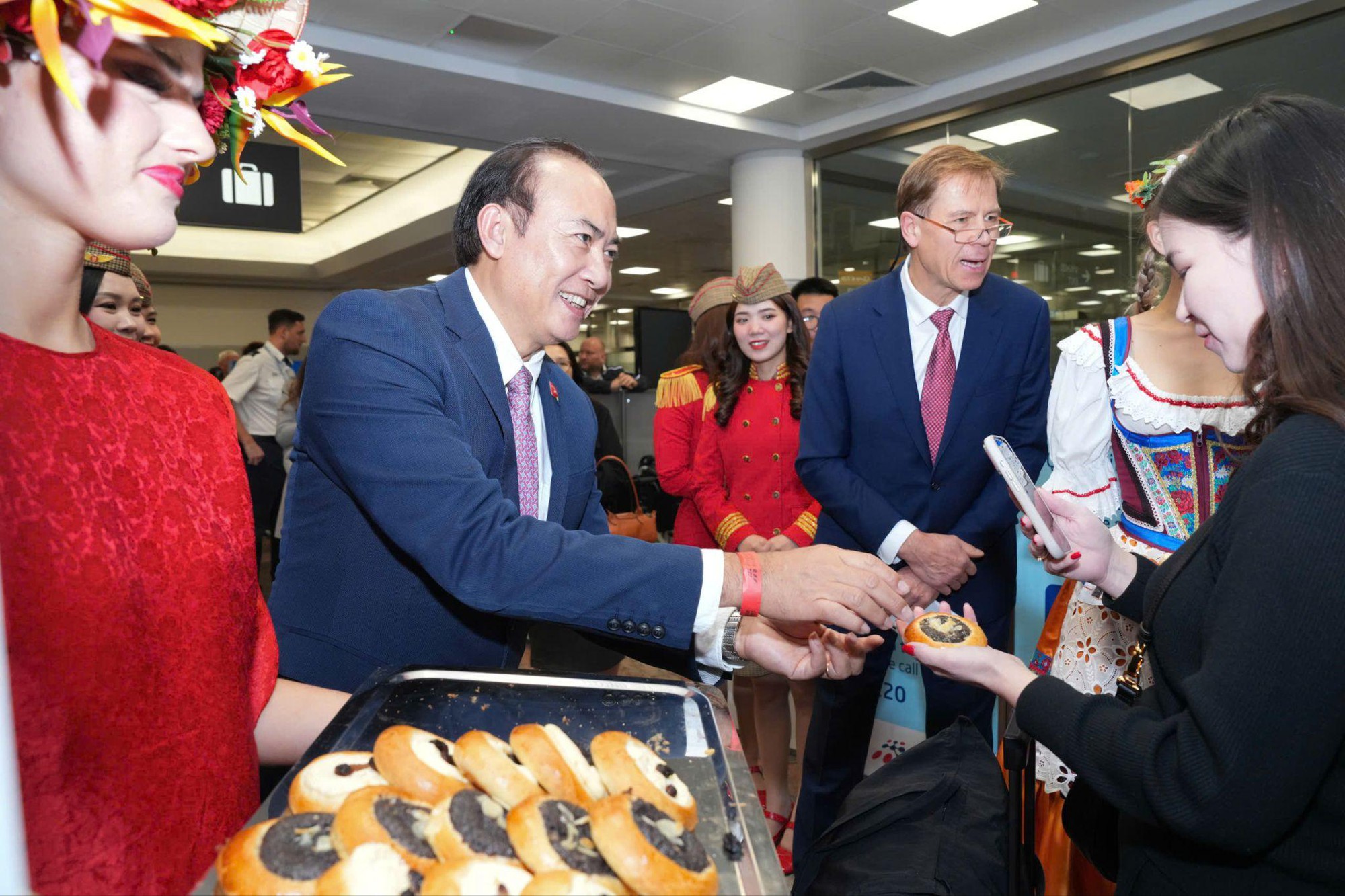 Khai trương đường bay đến Almaty và Praha, Vietjet mở thêm kết nối giữa Việt Nam và thế giới - Ảnh 3.