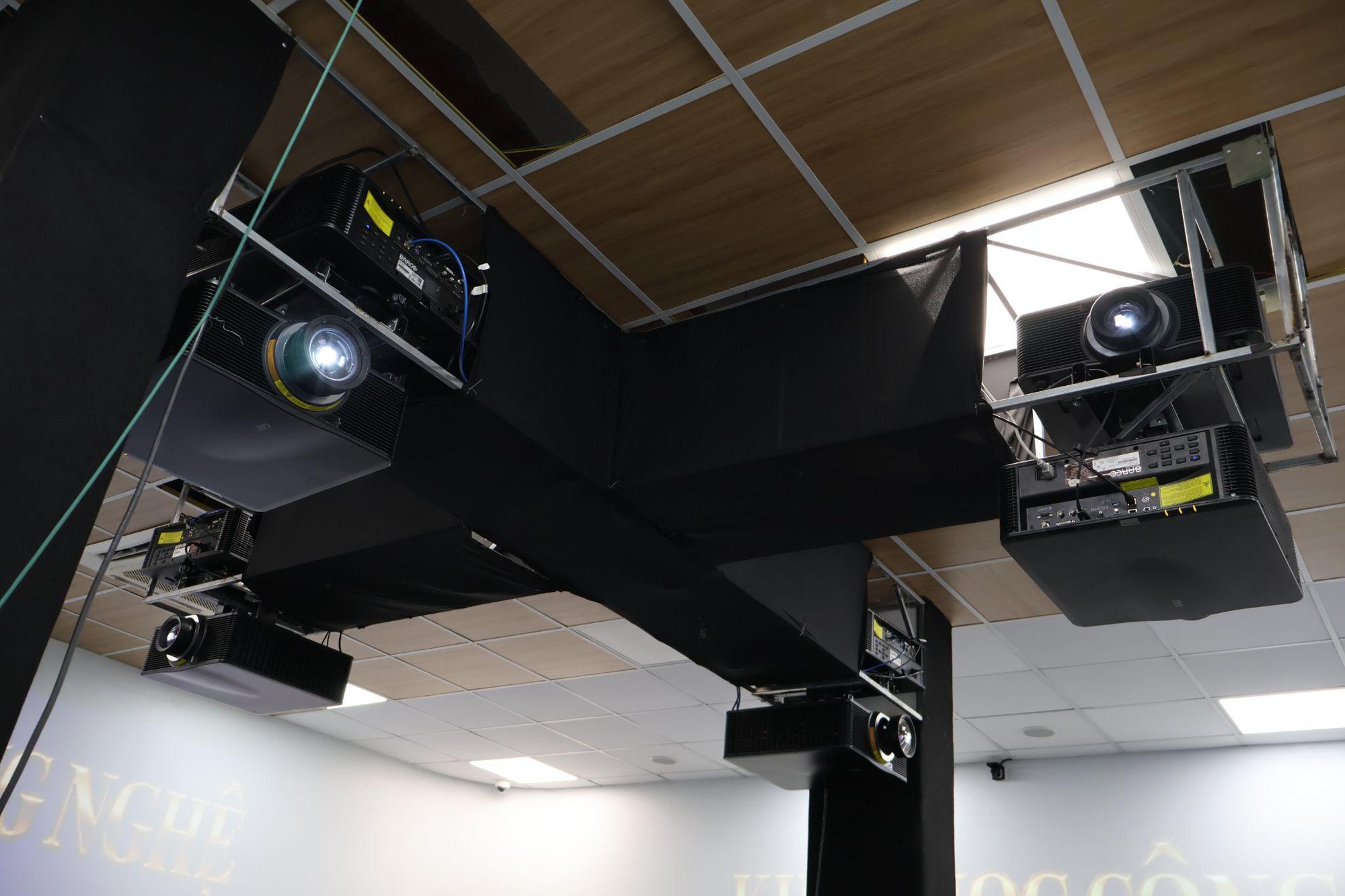 CETECH mang Projection Mapping 360° đến triển lãm 70 năm Đại học Bách khoa Hà Nội- Ảnh 5.