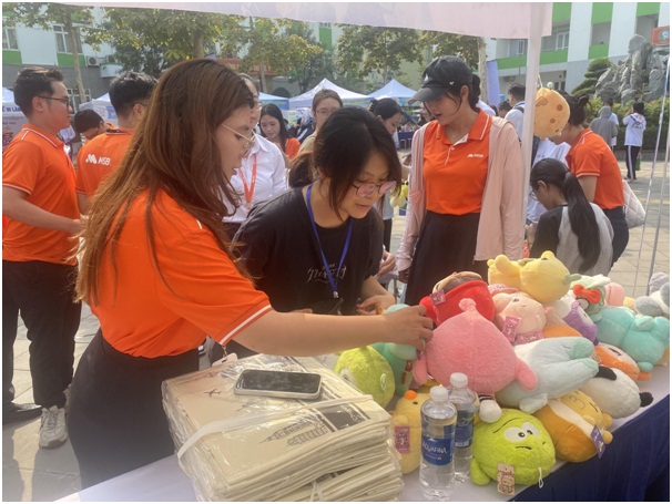 "Ng&agrave;y hội Việc l&agrave;m Thanh ni&ecirc;n Thủ đ&ocirc;" tại HUNRE: Mở rộng cơ hội nghề nghiệp, kết nối nguồn nh&acirc;n lực trẻ trong thời đại số - Ảnh 5.