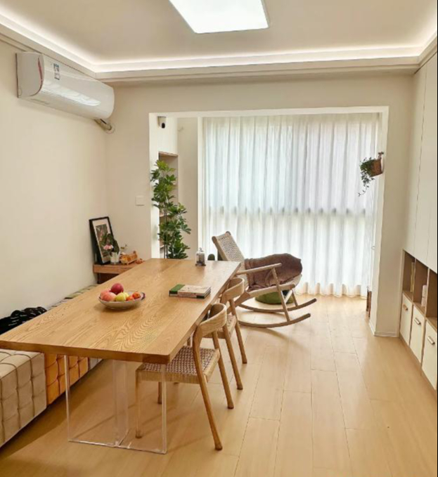 Bỏ b&agrave;n tr&agrave; để đặt b&agrave;n d&agrave;i trong ph&ograve;ng kh&aacute;ch đang th&agrave;nh xu hướng: Nh&igrave;n th&igrave; m&ecirc; nhưng nhiều người ở v&agrave;i th&aacute;ng đ&atilde; muốn đổi lại- Ảnh 1.
