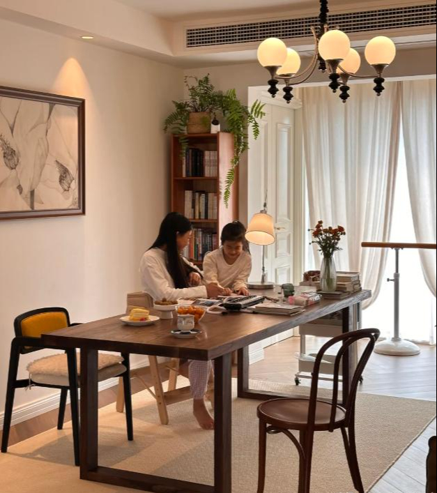 Bỏ b&agrave;n tr&agrave; để đặt b&agrave;n d&agrave;i trong ph&ograve;ng kh&aacute;ch đang th&agrave;nh xu hướng: Nh&igrave;n th&igrave; m&ecirc; nhưng nhiều người ở v&agrave;i th&aacute;ng đ&atilde; muốn đổi lại- Ảnh 2.