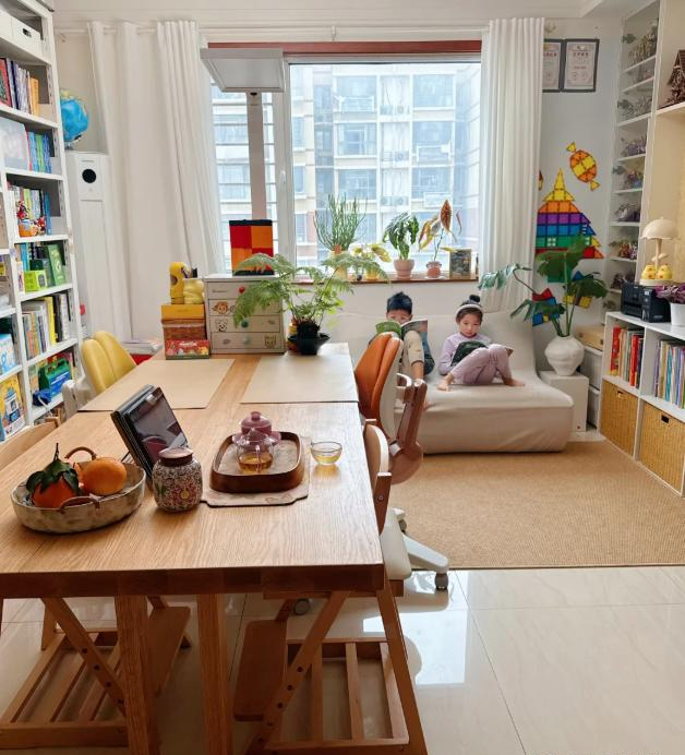 Bỏ b&agrave;n tr&agrave; để đặt b&agrave;n d&agrave;i trong ph&ograve;ng kh&aacute;ch đang th&agrave;nh xu hướng: Nh&igrave;n th&igrave; m&ecirc; nhưng nhiều người ở v&agrave;i th&aacute;ng đ&atilde; muốn đổi lại- Ảnh 4.