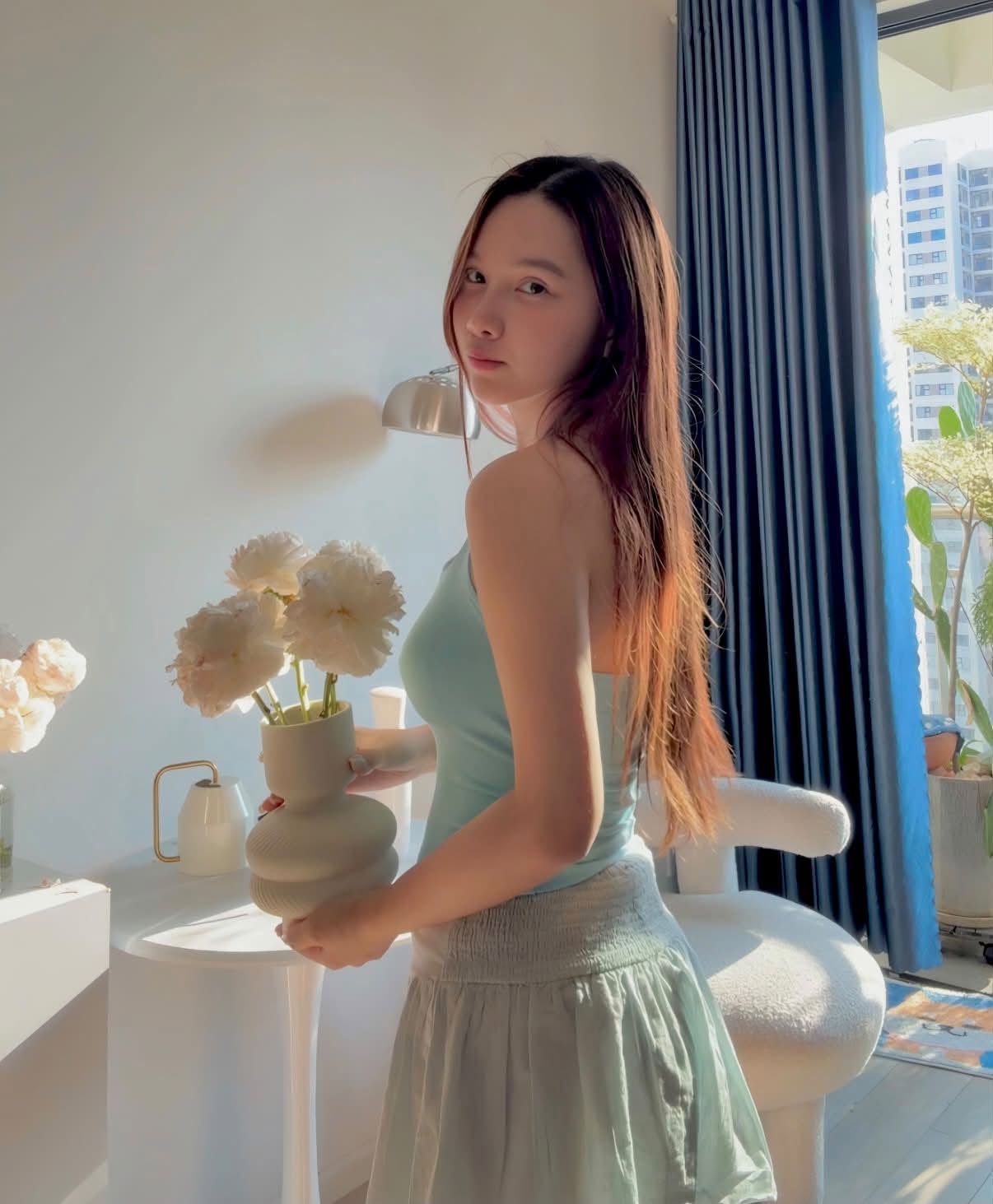 U40 mà nhìn trẻ xinh như mới đôi mươi: Bí quyết nằm ở thói quen tốt cho làn da cô đã duy trì hơn 20 năm- Ảnh 1.