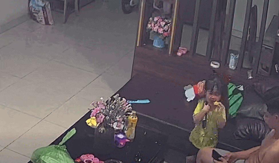 Con bị h&oacute;c khi ăn xo&agrave;i ngay trước mặt bố mẹ: Nh&agrave; c&oacute; sẵn dụng cụ sơ cứu, nhưng rơi v&agrave;o t&igrave;nh huống đ&oacute;, mẹ vẫn cuống cuồng - Ảnh 1.
