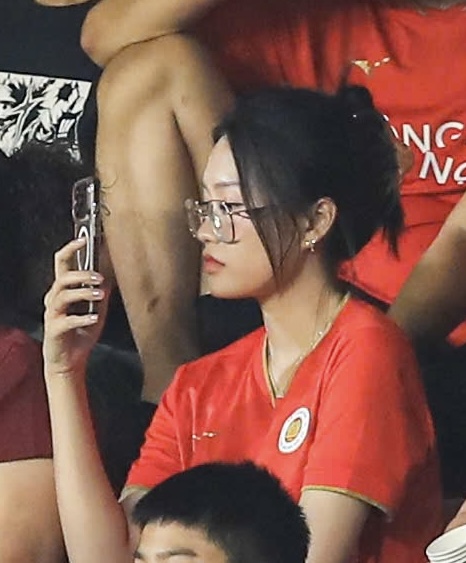 Đoàn Văn Hậu hôn Doãn Hải My cực tình ngay trên sân bóng - Ảnh 3.