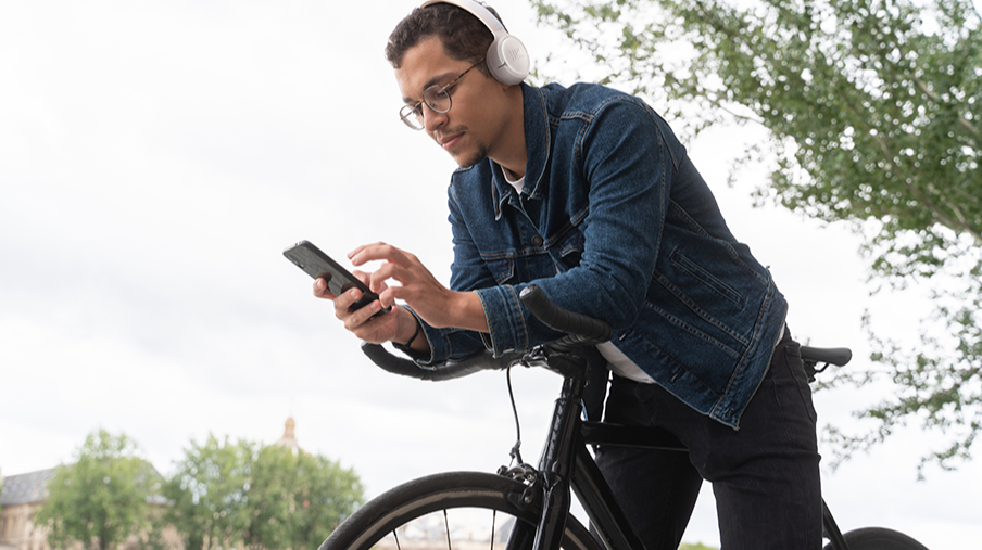 Tai nghe on-ear trở lại: Đeo thế n&agrave;o để vừa đẹp vừa kh&ocirc;ng đau tai, cấn k&iacute;nh? - Ảnh 1.