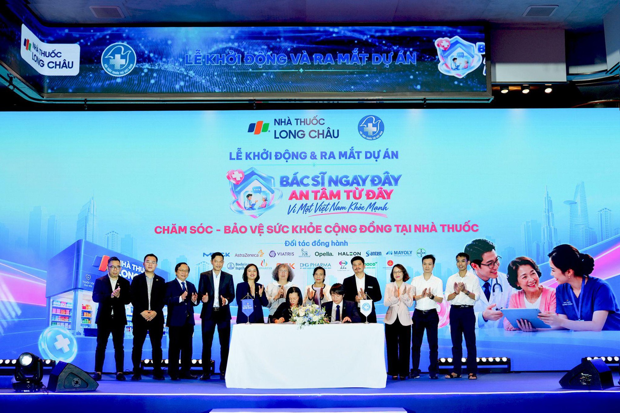 Đưa bác sĩ đến nhà thuốc: Long Châu cùng Hội Thầy thuốc trẻ Việt Nam nâng chuẩn chăm sóc sức khỏe cộng đồng - Ảnh 1.