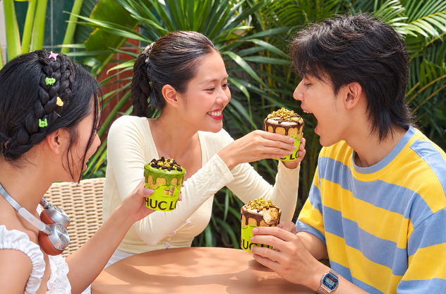Ph&uacute;c Long l&agrave;m mới trải nghiệm: từ chiếc ly ăn được đến du thuyền giữa hồ sen - Ảnh 1.