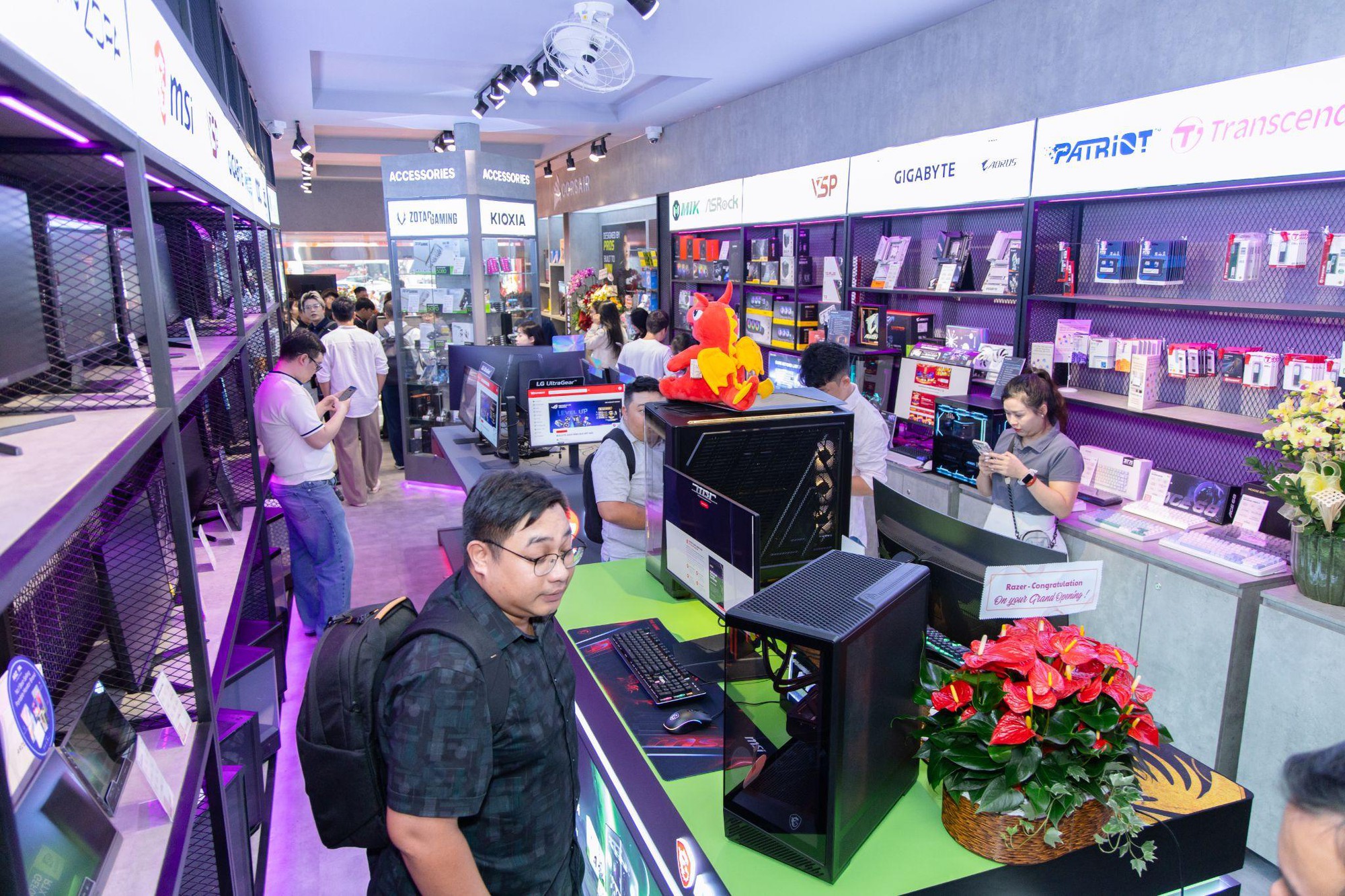 MYGEAR mở rộng điểm chạm khách hàng từ online đến showroom- Ảnh 2.