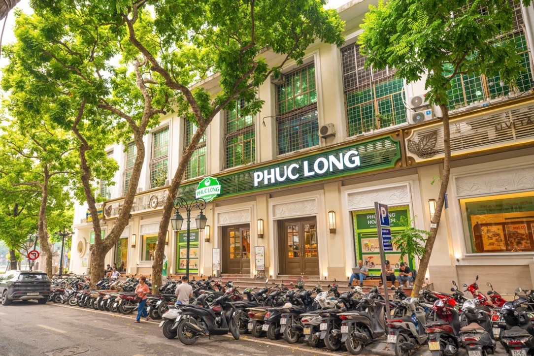Ph&uacute;c Long l&agrave;m mới trải nghiệm: từ chiếc ly ăn được đến du thuyền giữa hồ sen - Ảnh 3.