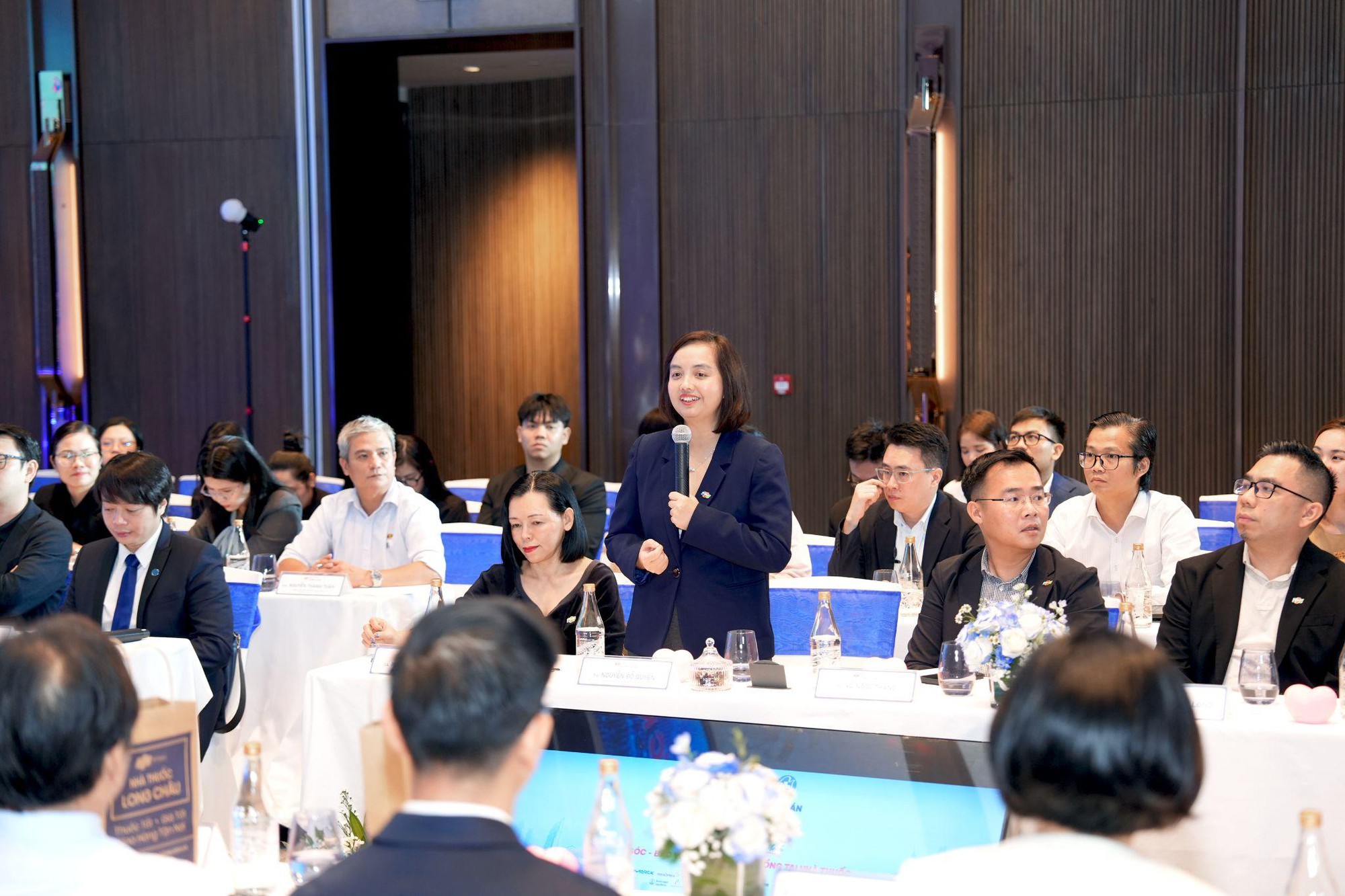 Đưa bác sĩ đến nhà thuốc: Long Châu cùng Hội Thầy thuốc trẻ Việt Nam nâng chuẩn chăm sóc sức khỏe cộng đồng - Ảnh 4.
