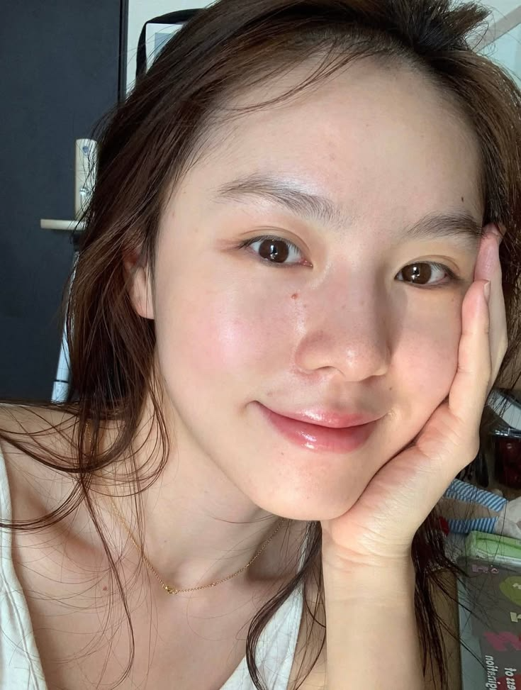 Thêm 2-3 giọt mật ong vào nước cho bước làm sạch cuối sẽ giúp da mềm mượt hơn khi trời hanh khô- Ảnh 2.