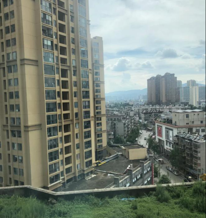 Từ tầng 33 c&oacute; thang m&aacute;y chuyển xuống tầng 3 kh&ocirc;ng thang m&aacute;y, t&ocirc;i mới hiểu m&igrave;nh đ&atilde; chọn nh&agrave; sai ở điểm n&agrave;o- Ảnh 2.