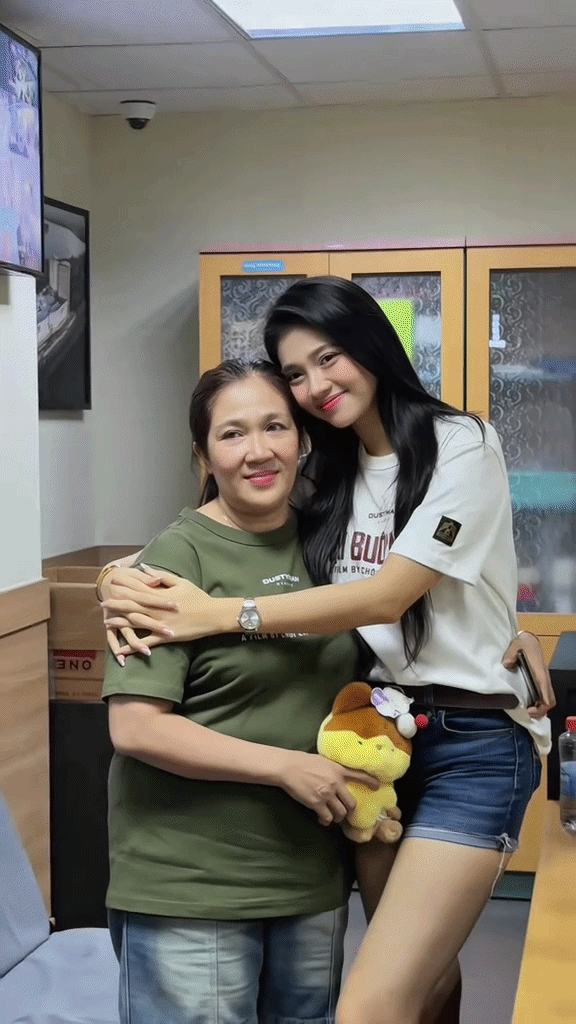 Mỹ nh&acirc;n phim trăm tỷ ngồi ăn cũng được khen đẹp từ mặt đến tay- Ảnh 6.
