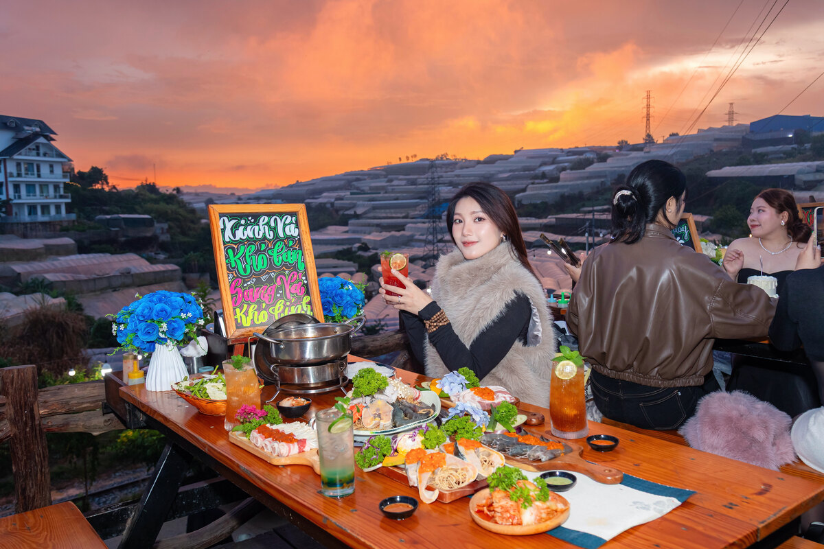 Tiệm Nướng Trạm Dừng Chill: một buổi chiều ăn BBQ, ngắm tàu cổ và chờ Đà Lạt lên đèn - Ảnh 6.