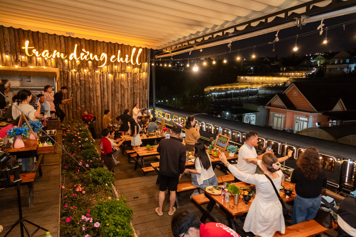 Tiệm Nướng Trạm Dừng Chill: một buổi chiều ăn BBQ, ngắm tàu cổ và chờ Đà Lạt lên đèn - Ảnh 7.
