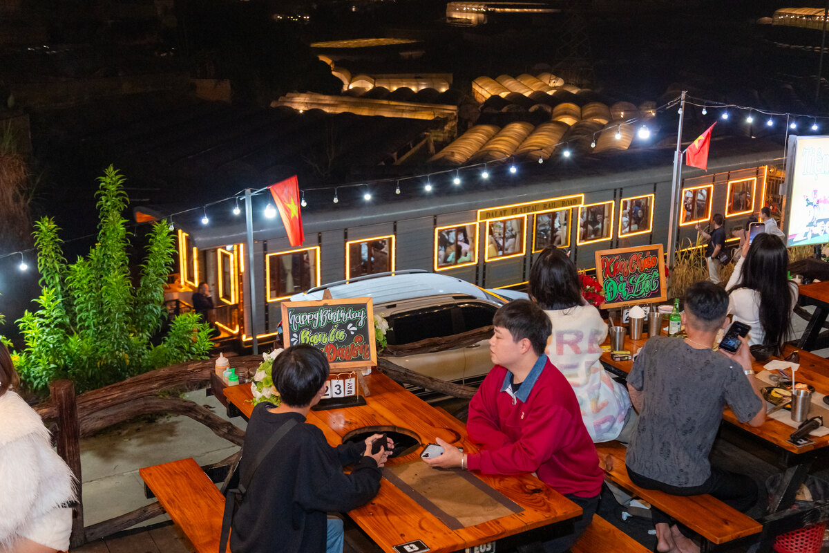 Tiệm Nướng Trạm Dừng Chill: một buổi chiều ăn BBQ, ngắm tàu cổ và chờ Đà Lạt lên đèn - Ảnh 8.