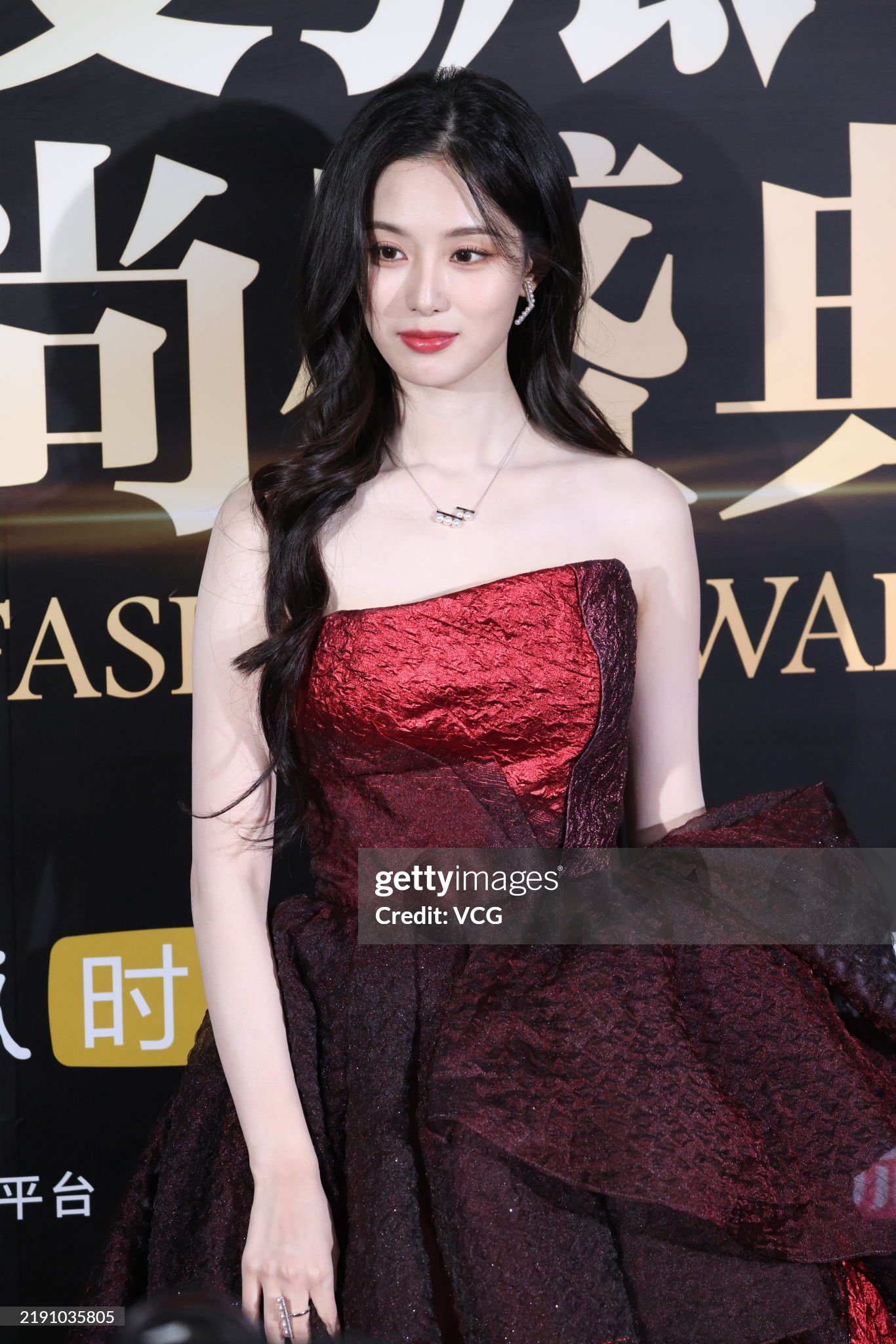 Nàng thơ bí mật sinh con cho chủ tịch showbiz lộ diện khoe dáng 