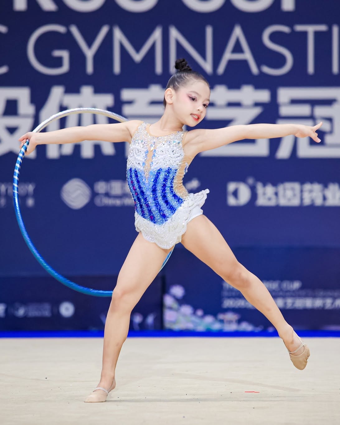 Cô bé 8 tuổi sở hữu một “gia tài” huy chương quốc tế: Nhìn những động tác tập luyện của bé mà ai cũng phải "nín thở"- Ảnh 2.