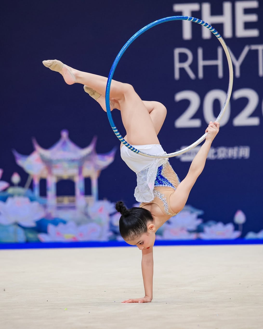 Cô bé 8 tuổi sở hữu một “gia tài” huy chương quốc tế: Nhìn những động tác tập luyện của bé mà ai cũng phải "nín thở"- Ảnh 1.