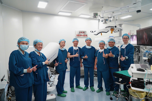 “Bàn tay vàng” ghép gan đưa phẫu thuật robot đến gần hơn với người dân miền Tây - Ảnh 3.