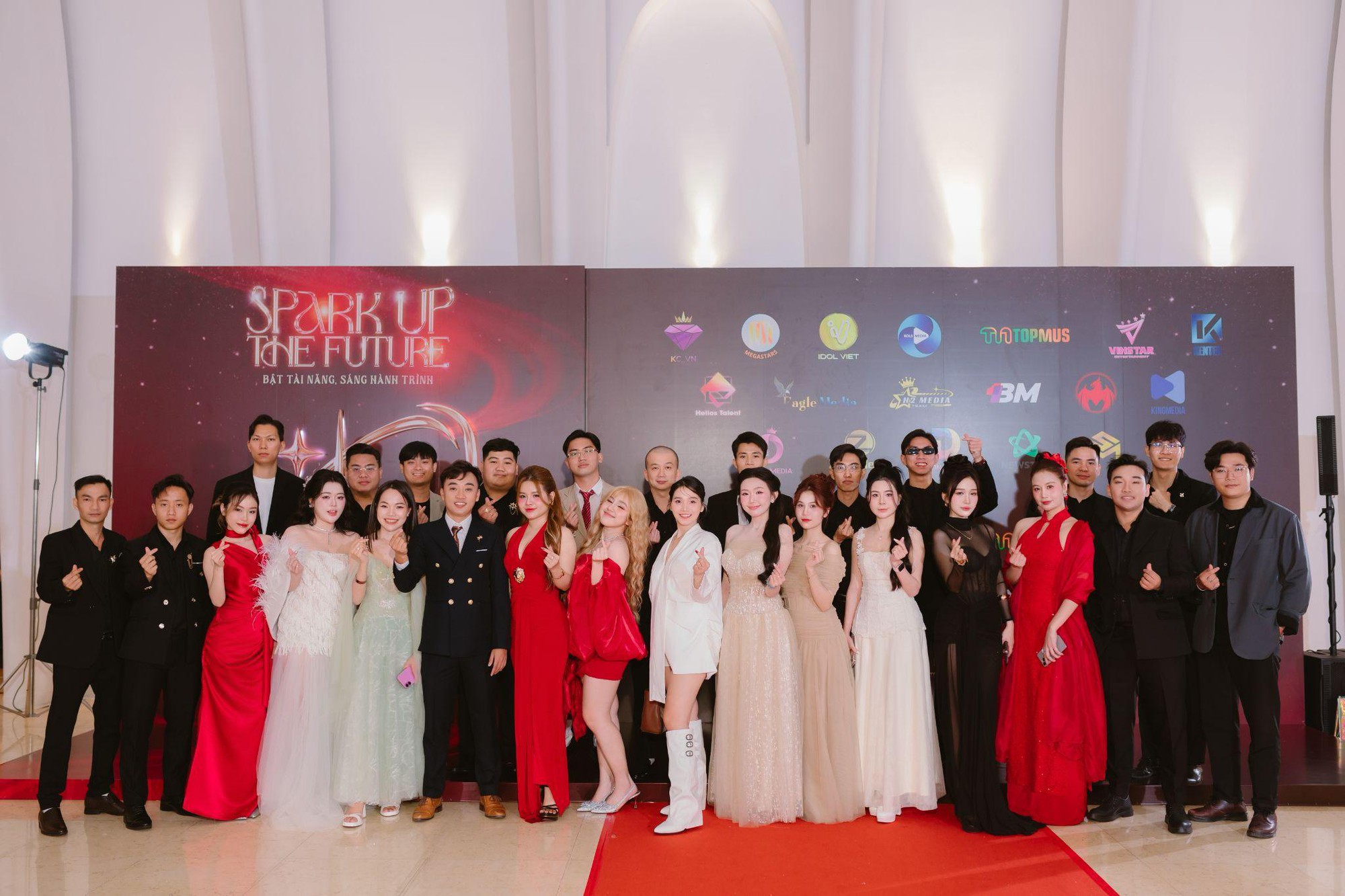 Giải mã mô hình Đại lý LIVE: Hậu trường livestream tại TOPMUS Entertainment - Ảnh 1.
