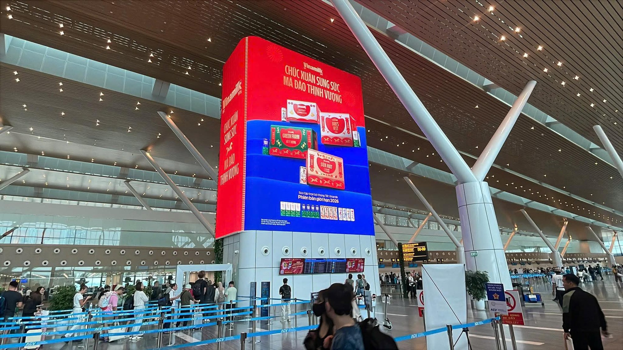 Tháp Media Goldsun tạo dấu ấn OOH tại sân bay lớn - Ảnh 2.
