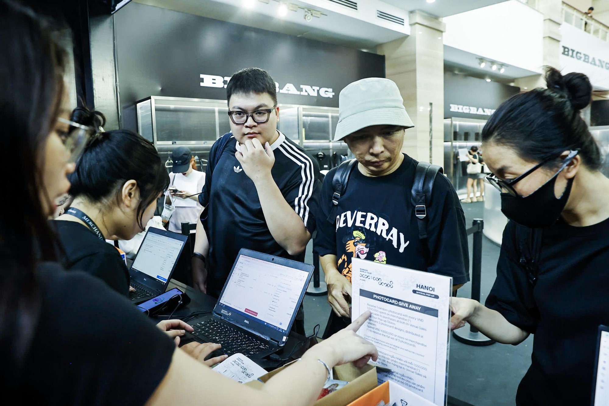 Cảnh tượng hiếm thấy tại trụ sở VPBank: Hàng nghìn người xếp hàng cả trăm mét chờ mua merchandise BIGBANG- Ảnh 11.