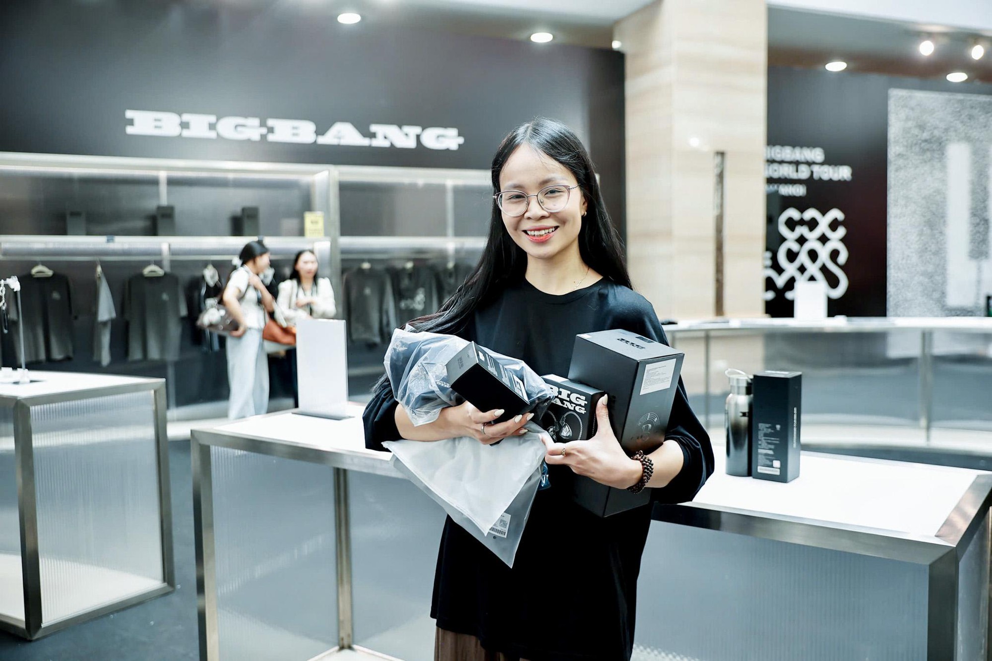 Cảnh tượng hiếm thấy tại trụ sở VPBank: Hàng nghìn người xếp hàng cả trăm mét chờ mua merchandise BIGBANG- Ảnh 12.