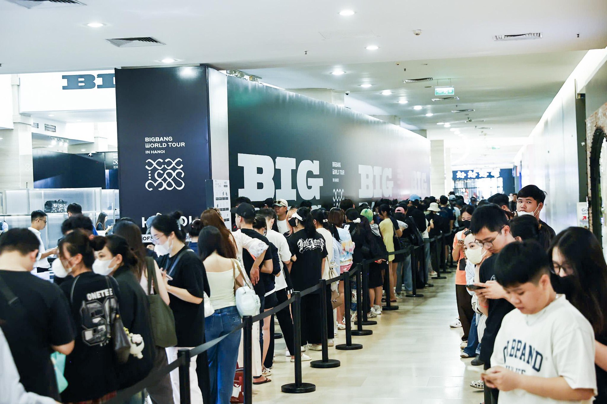 Cảnh tượng hiếm thấy tại trụ sở VPBank: Hàng nghìn người xếp hàng cả trăm mét chờ mua merchandise BIGBANG- Ảnh 3.