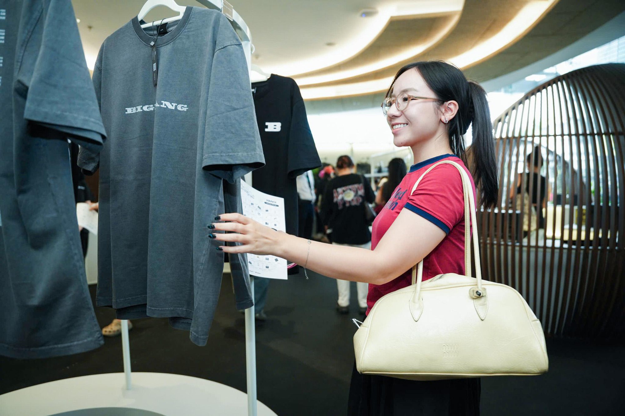 Cảnh tượng hiếm thấy tại trụ sở VPBank: Hàng nghìn người xếp hàng cả trăm mét chờ mua merchandise BIGBANG- Ảnh 5.