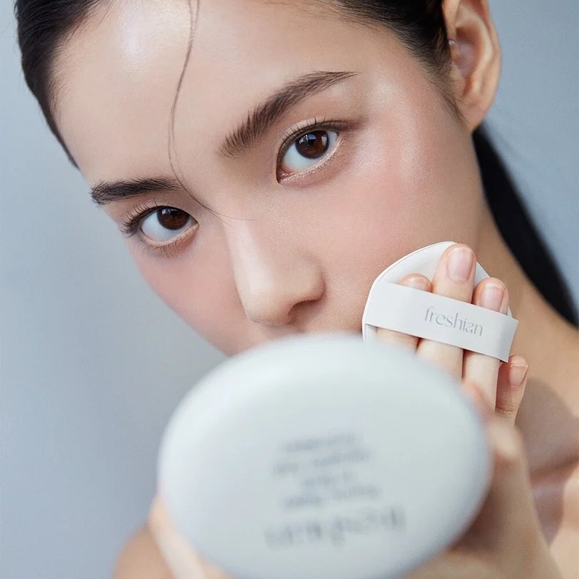Anti-Blush: kiểu đánh má hồng nhẹ như không nhưng giúp gương mặt trông thanh thoát - Ảnh 2.
