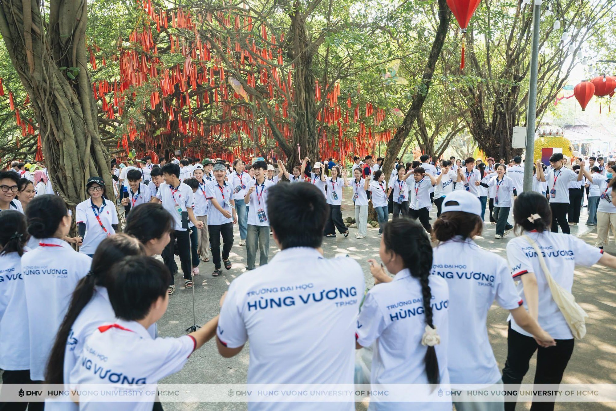 Sinh vi&ecirc;n DHV &ldquo;ch&aacute;y&rdquo; hết m&igrave;nh c&ugrave;ng d&agrave;n nghệ sĩ, khởi đầu năm học mới bằng một h&agrave;nh tr&igrave;nh đ&aacute;ng nhớ- Ảnh 3.