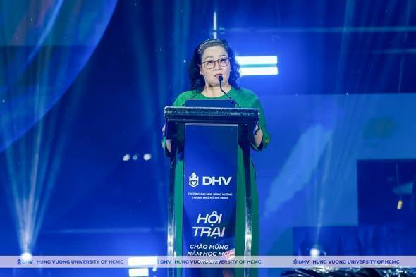 Sinh vi&ecirc;n DHV &ldquo;ch&aacute;y&rdquo; hết m&igrave;nh c&ugrave;ng d&agrave;n nghệ sĩ, khởi đầu năm học mới bằng một h&agrave;nh tr&igrave;nh đ&aacute;ng nhớ- Ảnh 4.
