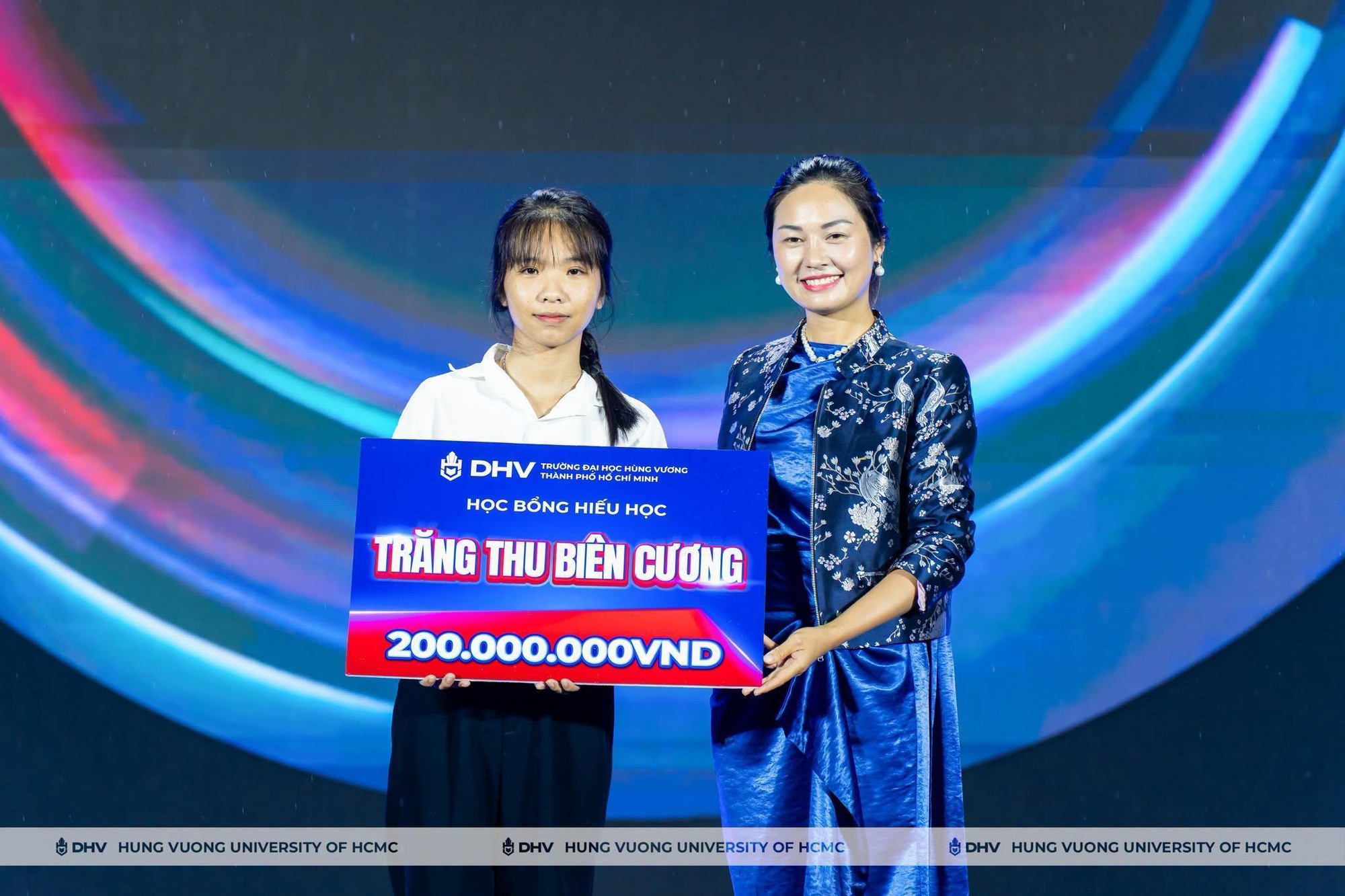 Sinh vi&ecirc;n DHV &ldquo;ch&aacute;y&rdquo; hết m&igrave;nh c&ugrave;ng d&agrave;n nghệ sĩ, khởi đầu năm học mới bằng một h&agrave;nh tr&igrave;nh đ&aacute;ng nhớ- Ảnh 5.