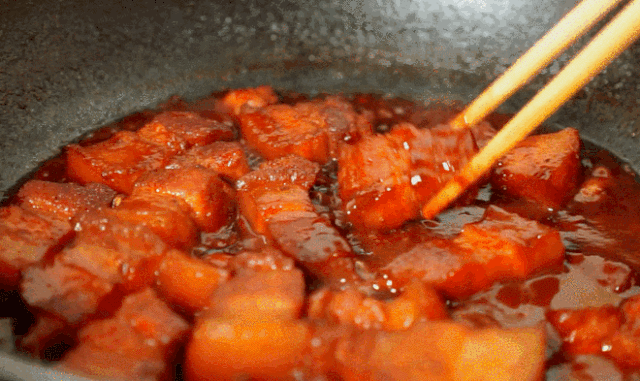 Đây là cách nấu thịt ba chỉ kho ngon nhất: Không cần thêm một giọt nước nào mà màu đỏ bóng và mềm ngon - Ảnh 4.