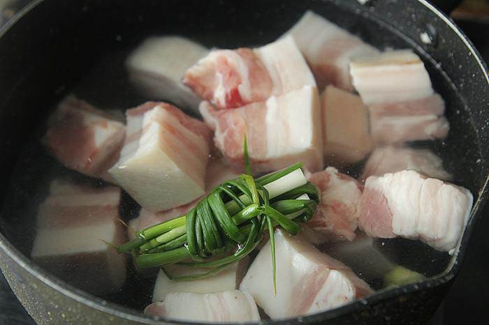 Đây là cách nấu thịt ba chỉ kho ngon nhất: Không cần thêm một giọt nước nào mà màu đỏ bóng và mềm ngon - Ảnh 2.