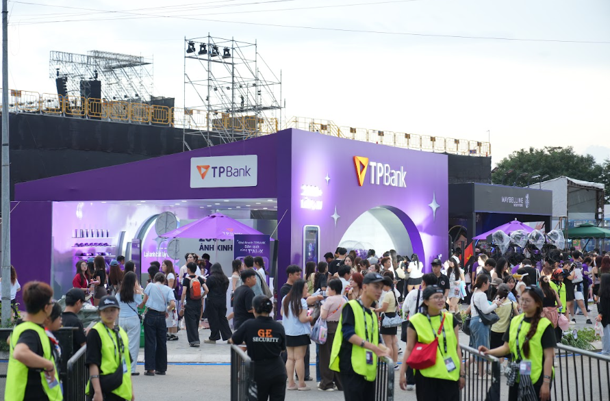 “Hẹn giữa Tinh Hà” đêm 1: Bầu trời Tinh Hà nhuộm tím, fan hẹn nhau trở lại đêm 2 - Ảnh 1.