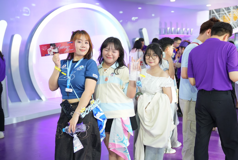 “Hẹn giữa Tinh Hà” đêm 1: Bầu trời Tinh Hà nhuộm tím, fan hẹn nhau trở lại đêm 2 - Ảnh 5.