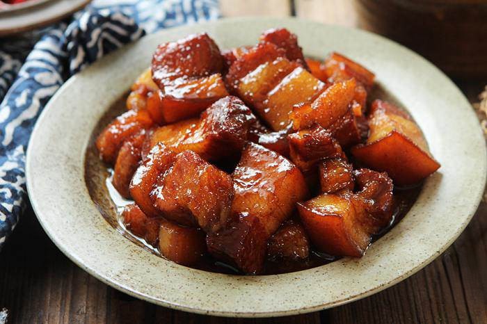 Đây là cách nấu thịt ba chỉ kho ngon nhất: Không cần thêm một giọt nước nào mà màu đỏ bóng và mềm ngon - Ảnh 1.