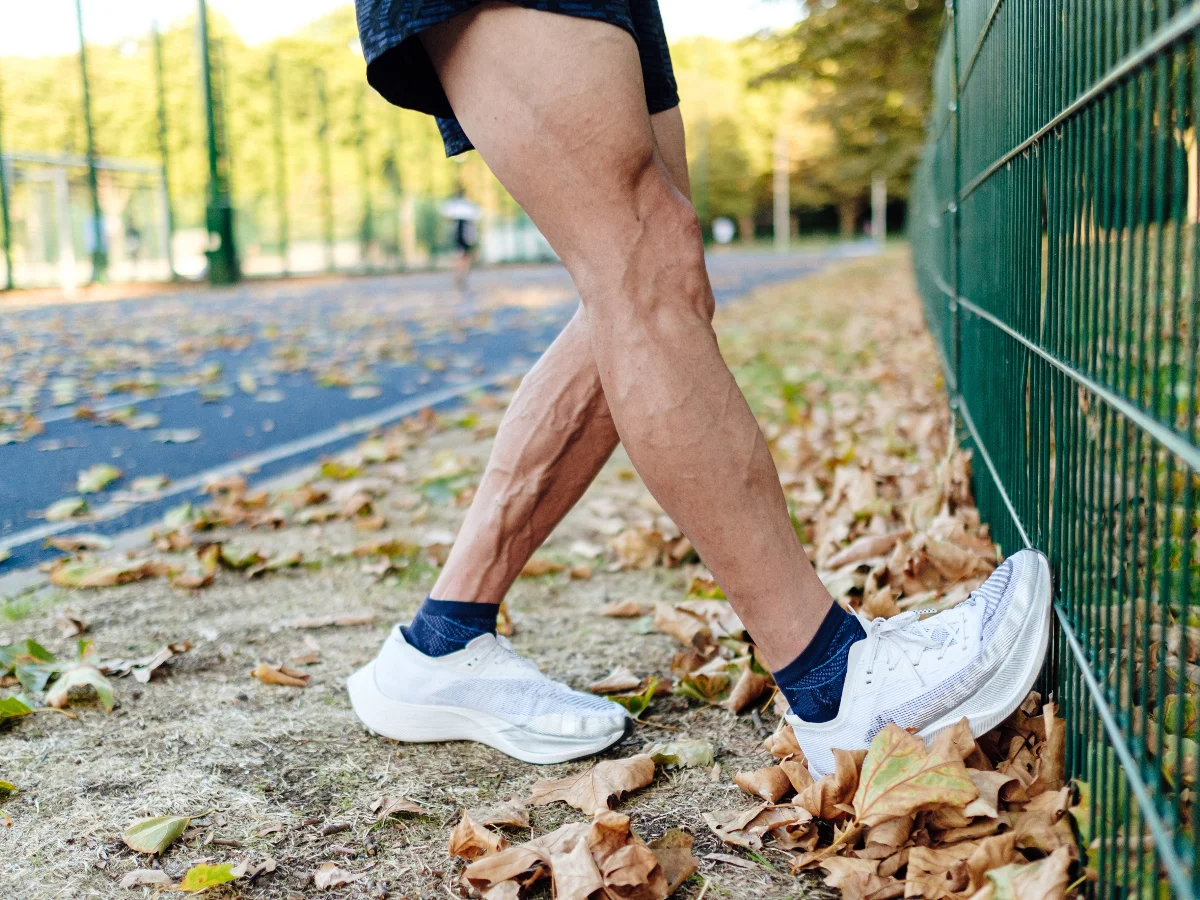 Bị giãn tĩnh mạch ở tuổi 30: Chuyên gia Nhật hướng dẫn cách bảo vệ đôi chân chỉ với 3 phút, ai hay ngồi hoặc đứng trong thời gian dài nên học - Ảnh 4.
