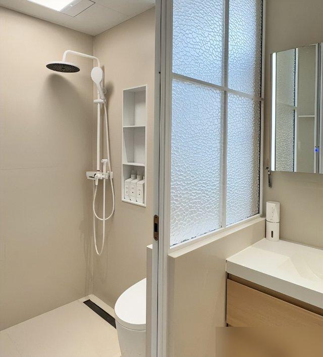 Phòng tắm không đặt bồn rửa mặt, khu vệ sinh cũng được tách riêng: Cách bố trí tưởng lạ nhưng ở lâu mới thấy quá tiện - Ảnh 1.